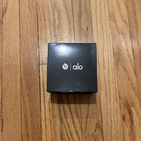 Alo Yoga X Beats Fit Pro Headphone - Picture 4 of 8